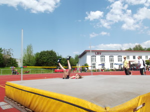 Lara beim Hochsprung