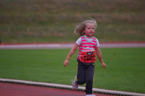 Auch die 4 Jährige Mara Pfau schafft die 400m