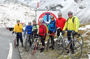 Die Radler auf dem Timmelsjoch 2.509 m gut eingepackt vor der anstehenden 29 km langen Abfahrt.